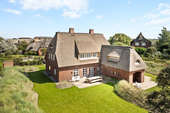 Unclassified image, 1 of 64, button - Dünen.Way - Design. Aesthetics. Wellbeing. (List auf Sylt)