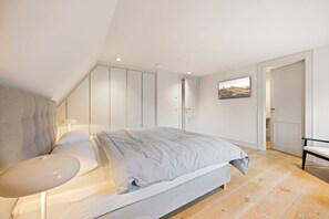 صورة غير مصنفة، 2 من 64، زرّ