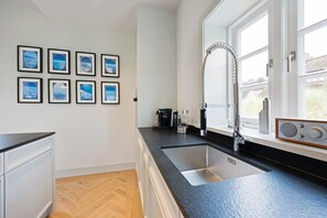 ثلاجة، فرن، موقد طهي مسطح، غسالة أطباق