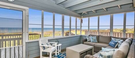 Een televisie, een open haard, een dvd-speler en boeken