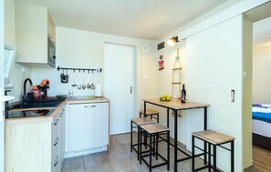 Refrigerador, microondas, cafetera y tetera y utensilios de cocina 