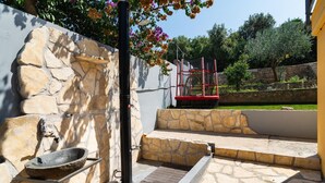 A stone wall with a metal basin and a black pipe. - 1 bedroom gorgeous apartment in Necujam (Necujam)