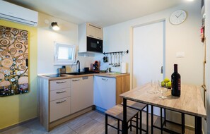 Fridge, coffee/tea maker