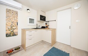 Refrigerador, microondas, cafetera y tetera y utensilios de cocina 