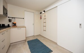 Refrigerador, microondas, cafetera y tetera y utensilios de cocina 