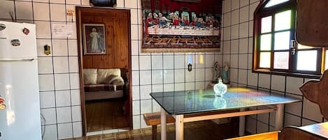 基础客房, 露台, 城市景观 | 私人厨房 | 冰箱、微波炉、厨具/餐具