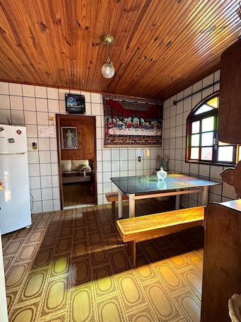 Refrigerador, microondas, utensilios de cocina