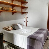 Habitación básica, patio, vistas a la ciudad | Cortinas opacas, tabla de planchar con plancha, wifi gratis