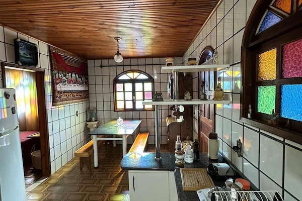 Tủ lạnh, lò vi sóng, dụng cụ nấu nướng/bát dĩa/dao nĩa