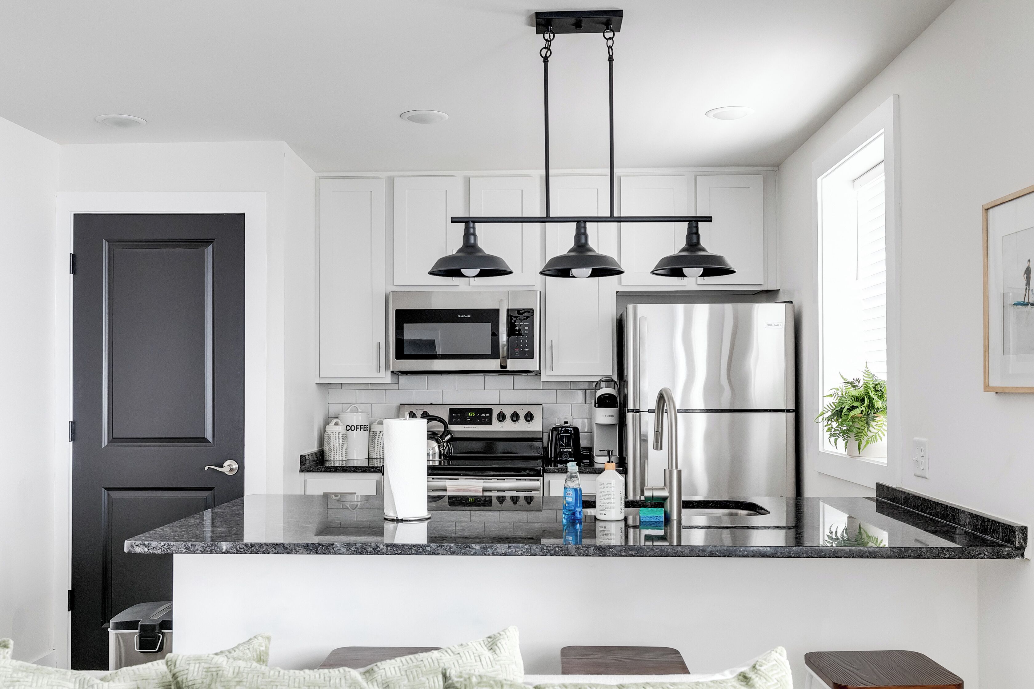 Jääkaappi, mikroaaltouuni, uuni, liesi