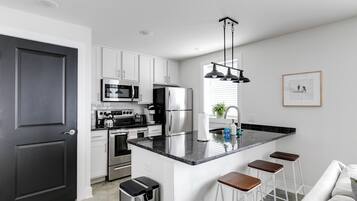 Réfrigérateur, micro-ondes, four, plaque de cuisson