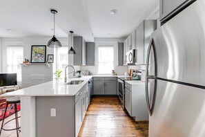 Fridge, oven, stovetop, dishwasher
