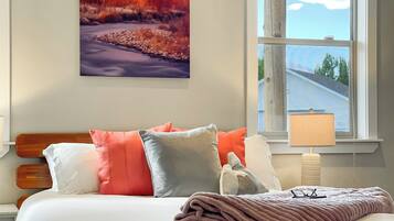 6 habitaciones, escritorio y tabla de planchar con plancha