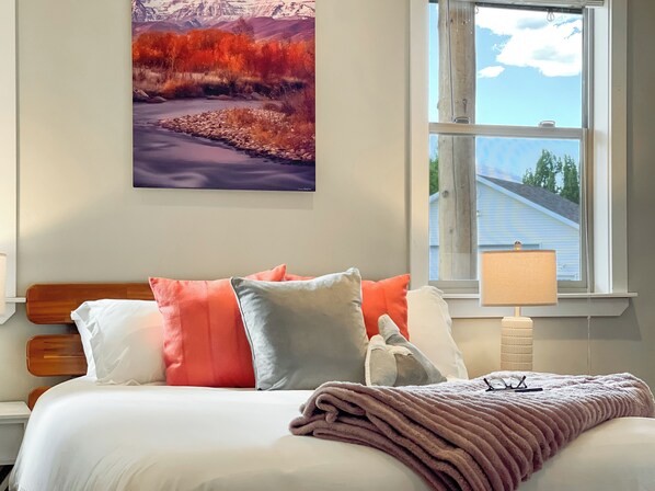 6 chambres, bureau, fer et planche à repasser, lit parapluie