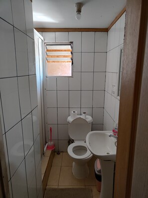 Economy-Dreibettzimmer | Badezimmer | Dusche, Handtücher, Seife, Toilettenpapier