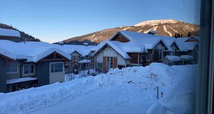 Beautiful Echo Landing Retreat, Sleeps 8, 3 Bdrm, Private Hot Tub, Ski In/Out
