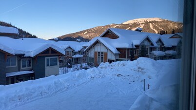 Beautiful Echo Landing Retreat, Sleeps 8, 3 Bdrm, Private Hot Tub, Ski In/Out