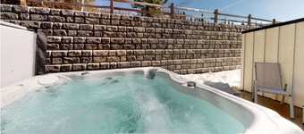 Beautiful Echo Landing Retreat, Sleeps 8, 3 Bdrm, Private Hot Tub, Ski In/Out 