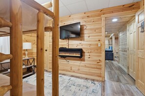 4 bedrooms, desk, WiFi (free), bed sheets