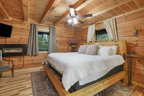 4 bedrooms, desk, free WiFi, bed sheets