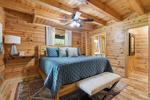 4 bedrooms, desk, WiFi (free), bed sheets