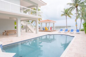A heated pool - Oceanfront 3 bedroom with dock (Islamorada)