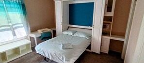 2 bedrooms, desk, iron/ironing board, WiFi