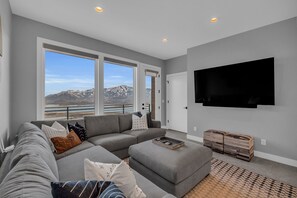 Smart TV, chimenea, libros y estéreo 