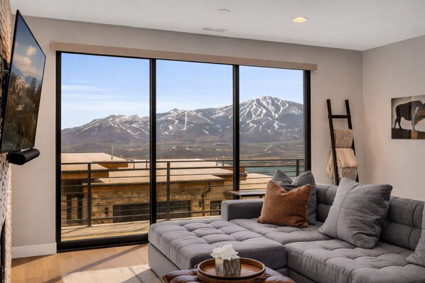 Smart-TV, Kamin, Bücher, Stereoanlage