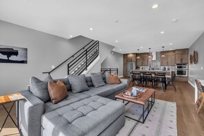 Smart TV, chimenea, libros y estéreo 