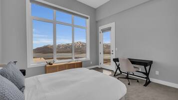 3 bedrooms, desk, iron/ironing board, free WiFi