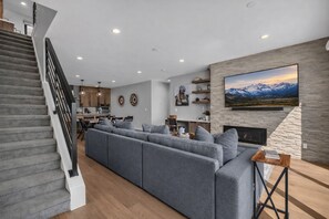 Smart TV, caminetto, libri, impianto stereo