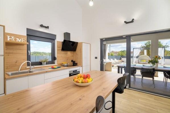 Fridge, microwave, oven, stovetop - Villa Amarie (Istria - Režanci) (Režanci)