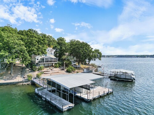 Incredible Views, Spacious Deck, Private Dock, Gas Grill, Games & Cards