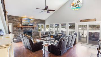 TV connectée, cheminée, livres