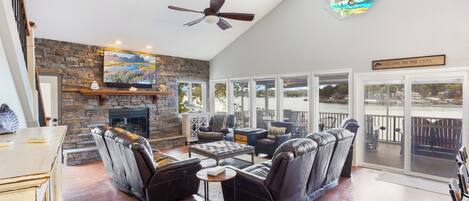Smart TV, chimenea y libros