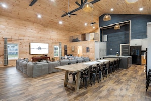 Fridge, microwave, oven, stovetop - Private Retreat on Table Rock Lake w/ Access_Boat Dock _Free Tickets (Hollister)