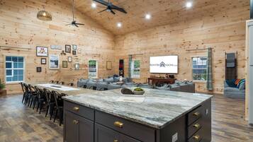 المنشأة من الداخل