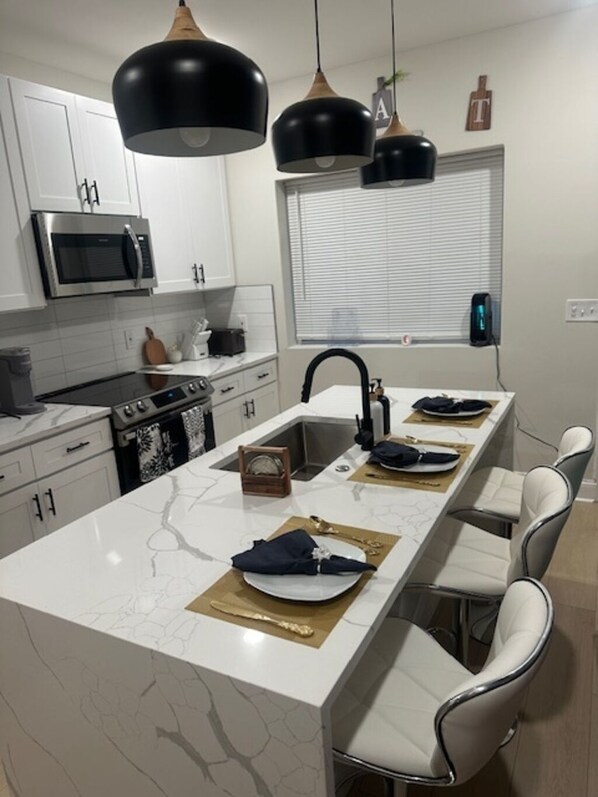 Réfrigérateur, micro-ondes, four, plaque de cuisson