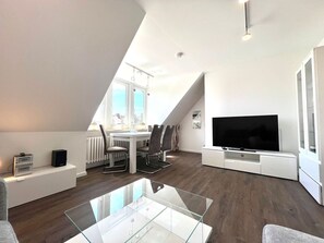 Fernseher, Stereoanlage