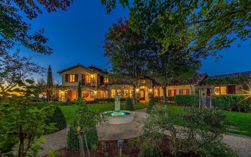 Spacious vineyard estate in Napa Valley with home, guest home, pool, pano views