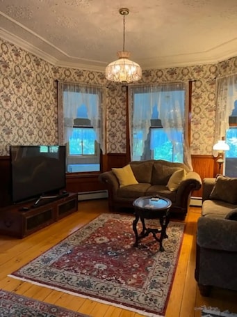Interior. Fantastic 3-bedroom house right near Belleayre mountain ski center in Highmount