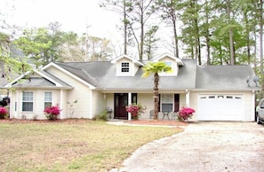 Exterior - 3-bedroom bungalow in charming North Myrtle Beach with AC, WiFi (North Myrtle Beach)