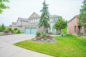 Exterior - Beautiful Garden & Forest View Private Suite (Richmond Hill)
