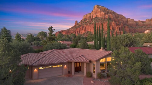 Sedona Among the Rocks: Luxurious 3BR home with stunning Red Rock views in the Chapel Area.