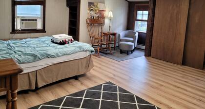 Charming East Granby house with AC and WiFi 3 minutes to Bradley Airport