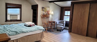 Charming East Granby house with AC and WiFi 3 minutes to Bradley Airport