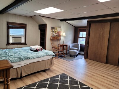 Charming East Granby house with AC and WiFi 3 minutes to Bradley Airport