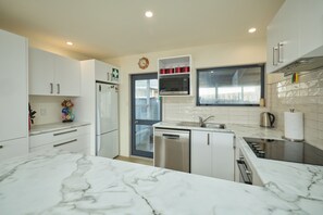 Frigorífico, microondas, horno y placa de cocina