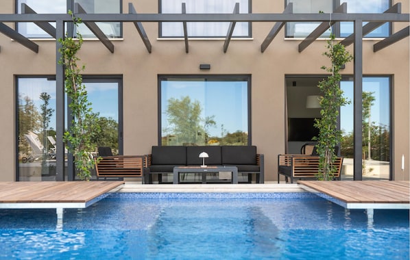 حمّام سباحة مُدفَّأ